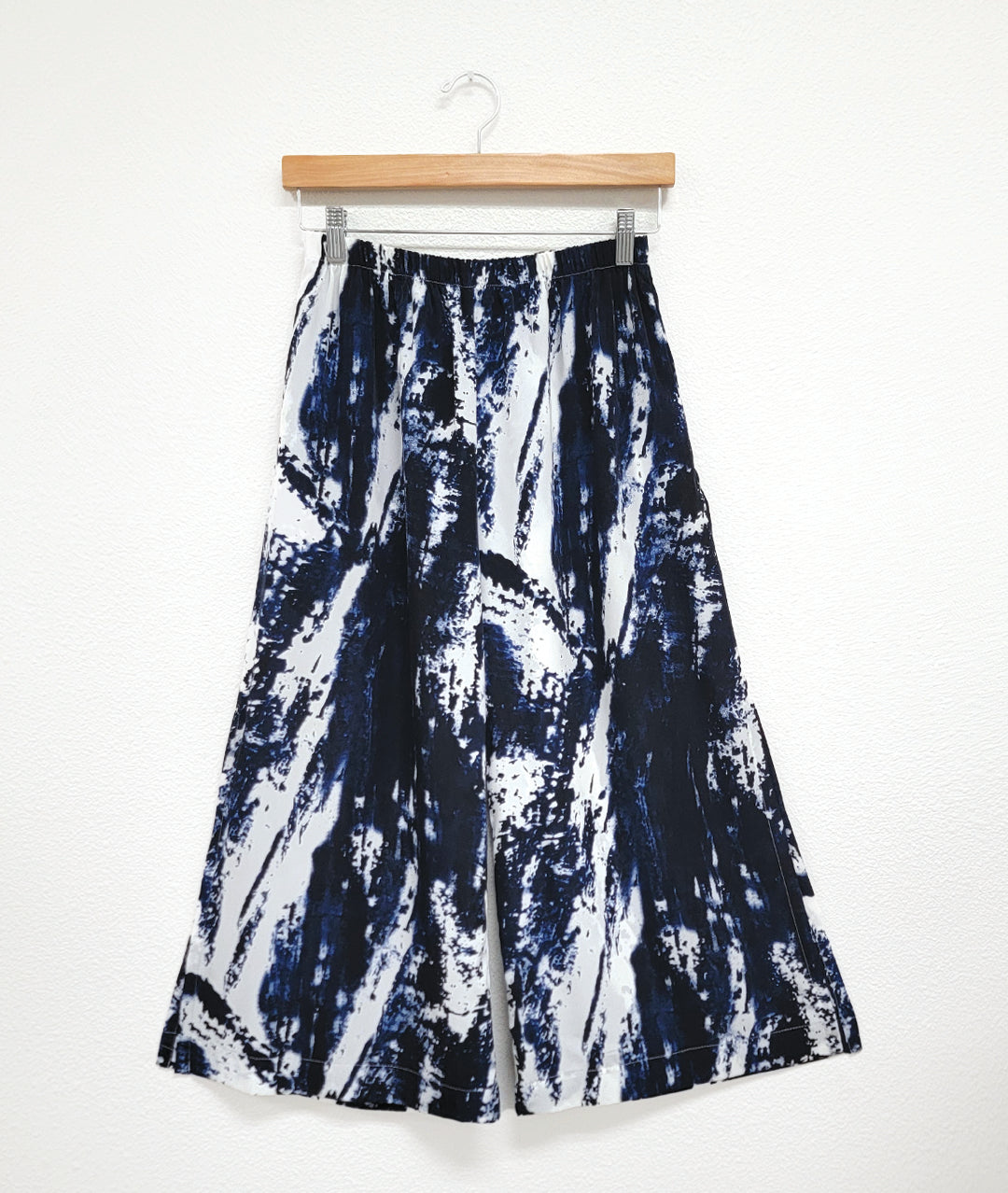 blue and white paint stroke print wide leg pant with a split at the side seams and elastic waistband