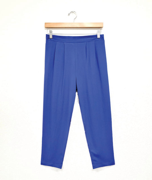 periwinkle color cropped straight leg pant with a pleated front, flat waistband in the front with elastic in the back. tapered at the ankle