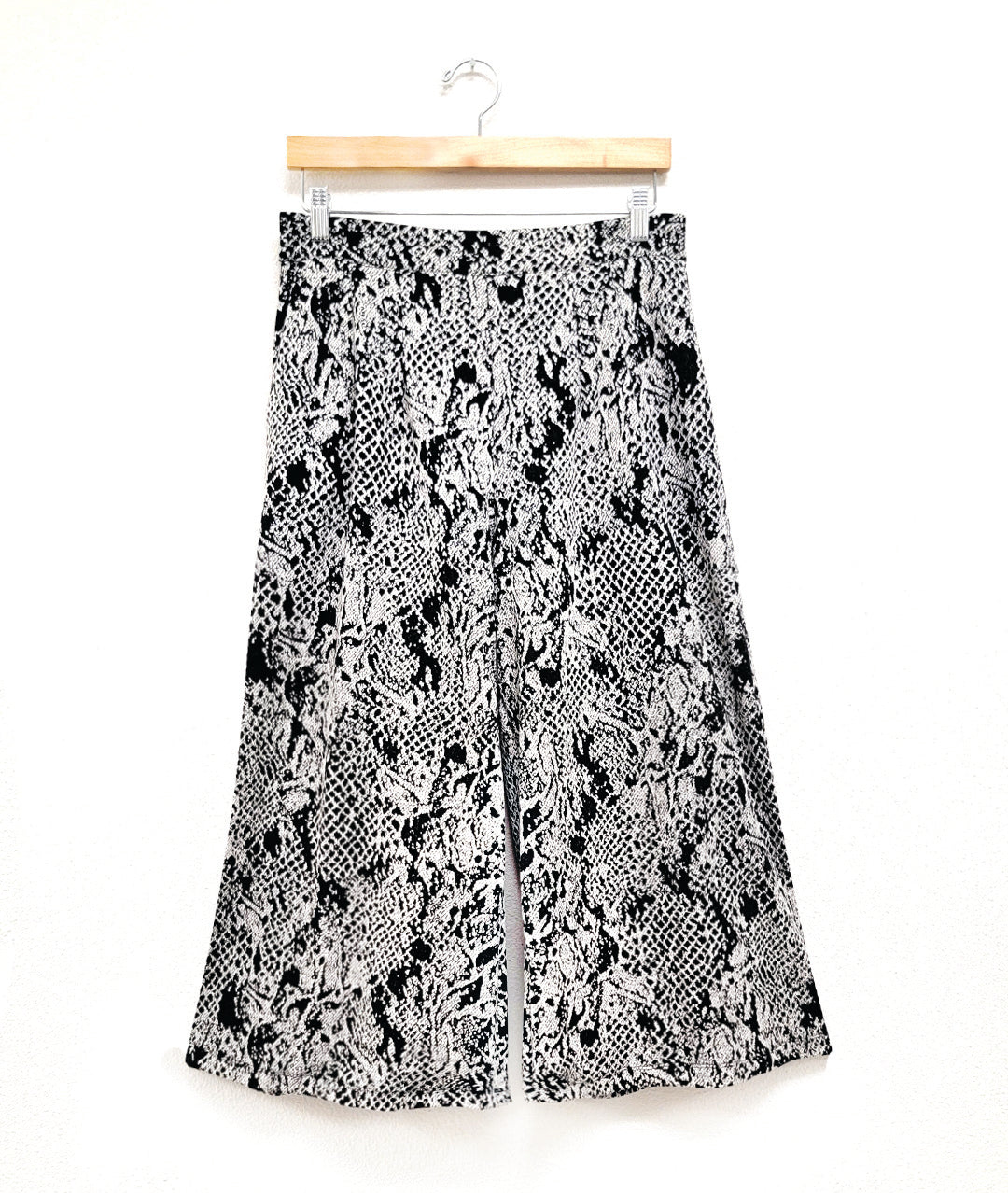 wide leg black and white lace print pant with pockets, waist darts and a flat front waistband