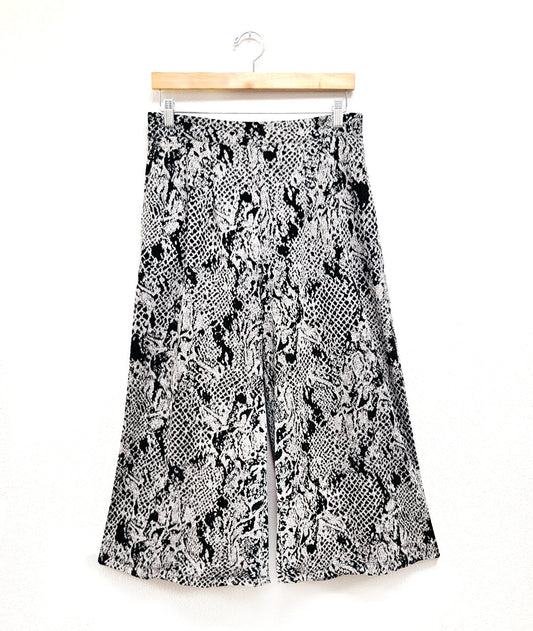 wide leg black and white lace print pant with pockets, waist darts and a flat front waistband